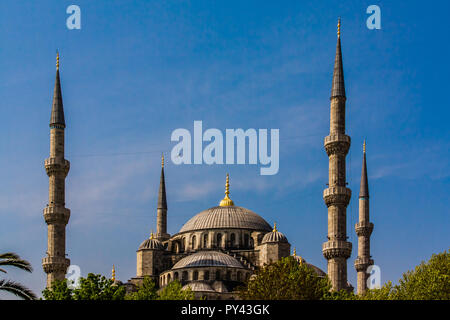 Cupola e i minareti della Moschea Blu, Istanbul, Turchia, contro un cielo blu Foto Stock