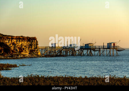 La pesca tradizionale di capanne su palafitte (carrelets) a Talmont sur Gironde, Charente Maritime, Nouvelle-Aquitaine, Francia Foto Stock