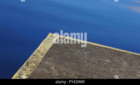 Abstract shot del calcestruzzo spigolo di un molo Foto Stock