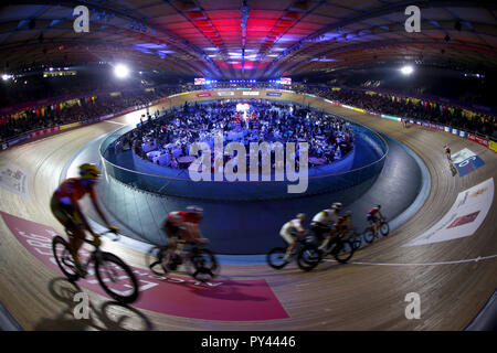 Vista generale del DJ Martin 2 Smoove durante il giorno uno dei sei giorni di serie a Lee Valley Velopark, Londra. Foto Stock