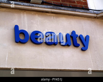 Consentendo agli agenti di lasciare segno su vuoto shop in Chichester High Street, West Sussex, in Inghilterra, Regno Unito Foto Stock