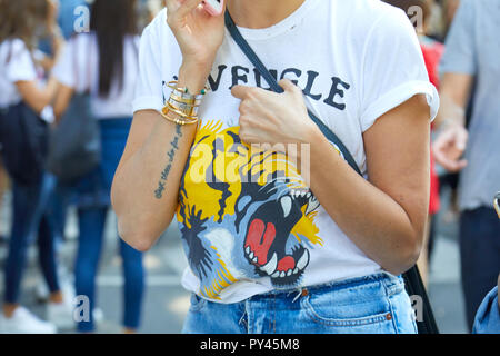 Milano, Italia - 23 settembre 2018: Donna con Gucci shirt con yellow tiger e golden Cartier bracciali prima di Giorgio Armani fashion show, Milano Fas Foto Stock