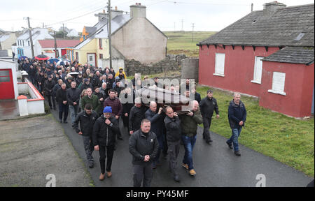 La bara dell'Irlanda ultimo re, Patsy Dan Rodgers, rende modo di San Colombano la chiesa su Tory Island, al largo della costa della Co Donegal per il suo funerale. Foto Stock
