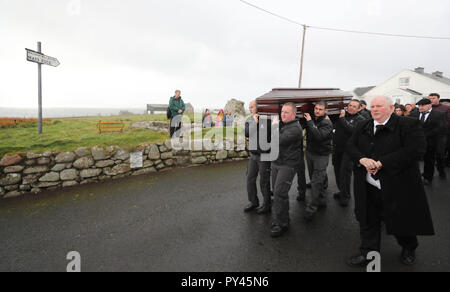 La bara dell'Irlanda ultimo re, Patsy Dan Rodgers, rende modo di San Colombano la chiesa su Tory Island, al largo della costa della Co Donegal per il suo funerale. Foto Stock