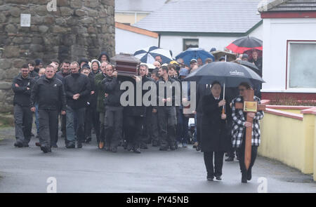 La bara dell'Irlanda ultimo re, Patsy Dan Rodgers, rende modo di San Colombano la chiesa su Tory Island, al largo della costa della Co Donegal per il suo funerale. Foto Stock