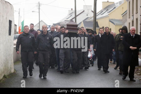 La bara dell'Irlanda ultimo re, Patsy Dan Rodgers, rende modo di San Colombano la chiesa su Tory Island, al largo della costa della Co Donegal per il suo funerale. Foto Stock