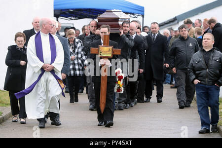 La bara dell'Irlanda ultimo re, Patsy Dan Rodgers, rende modo di San Colombano la chiesa su Tory Island, al largo della costa della Co Donegal per il suo funerale. Foto Stock