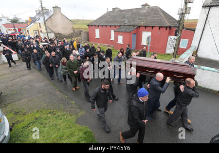 La bara dell'Irlanda ultimo re, Patsy Dan Rodgers, rende modo di San Colombano la chiesa su Tory Island, al largo della costa della Co Donegal per il suo funerale. Foto Stock