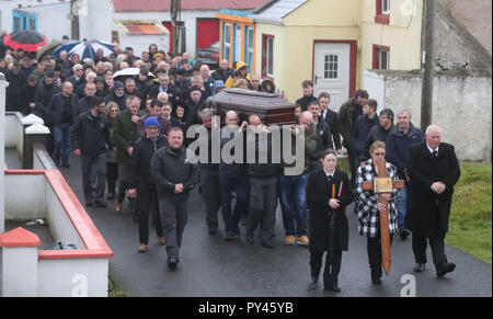 La bara dell'Irlanda ultimo re, Patsy Dan Rodgers, rende modo di San Colombano la chiesa su Tory Island, al largo della costa della Co Donegal per il suo funerale. Foto Stock