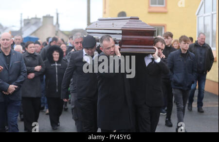 La bara dell'Irlanda ultimo re, Patsy Dan Rodgers, rende modo di San Colombano la chiesa su Tory Island, al largo della costa della Co Donegal per il suo funerale. Foto Stock