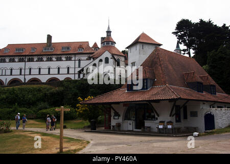 PEMBROKESHIRE; TENBY; CALDEY ISLAND; CALBEY ABBEY POST OFFICE E MUSEO Foto Stock