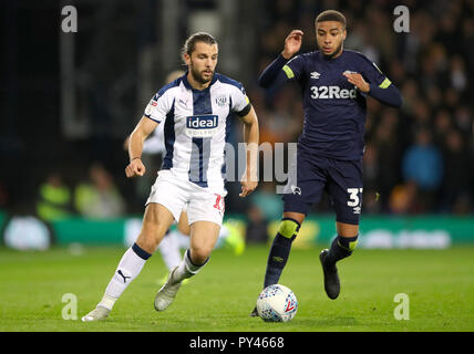 West Bromwich Albion Jay Rodriguez tiene fuori sfida da Derby County's Jayden Bogle durante il cielo di scommessa match del campionato al The Hawthorns, West Bromwich. Foto Stock