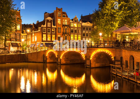 Illuminata di Amsterdam canal ponte sul Singel Torensluis Canal Amsterdam canal ponte di Amsterdam Olanda Paesi Bassi EU Europe Foto Stock