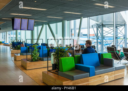 Amsterdam aeroporto Schipol di Amsterdam salone interno i passeggeri seduti nella sala di attesa di un aeroporto Partenze aeroporto Schipol di Amsterdam Olanda UE Europa Foto Stock