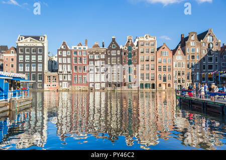 Case di Amsterdam su Damrak Una parzialmente riempito in canal dancing case con architettura olandese dal canal Amsterdam Olanda Paesi Bassi EU Europe Foto Stock