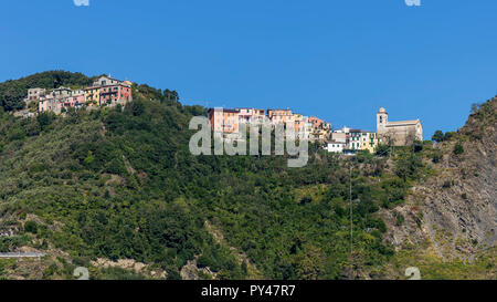 Il piccolo villaggio sulla collina di San Bernardino in Cinque Terre park, Liguria, Italia Foto Stock