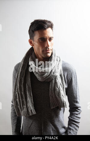 Uomo in inverno Ponticello grigio e sciarpa Foto Stock
