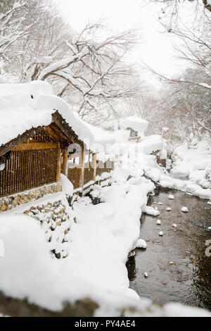 Splendida piscina di primavera calda sotto la neve havy, Takaragawa onsen, Gunma ,Giappone Foto Stock