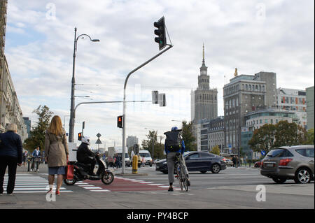 Varsavia, Polonia - 5 Ottobre 2018: persone e veicoli in corrispondenza di una strada trafficata intersezione sulla Marszałkowska street a Varsavia Foto Stock