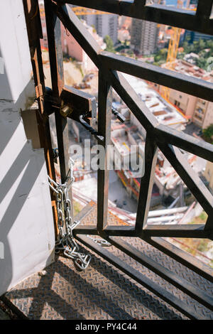 Cancello di ferro cancello di ferro con una veduta della scogliera edificio e la città di Monaco Foto Stock