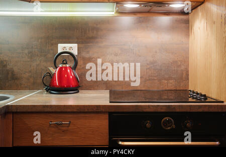 Interno di un piccolo appartamento, dettagli di cucina marrone con parti in legno. Foto Stock