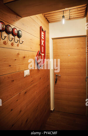 Pareti in legno di appartamento piccolo ingresso, dettagli decorativi. Foto Stock