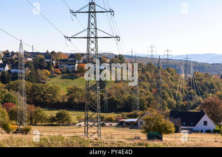 Tensione alta tralicci in Herdecke, qui l'operatore di rete Amprion amplierà il percorso a 380 kilovolt linee, che ha suscitato le proteste tra le af Foto Stock