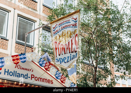 Germania, Muenster, 5 ottobre 2018: Street tenda vende patatine fritte. La scritta in tedesco è tradotto in Olanda le patatine fritte. Small business presso la fiera della città. Foto Stock