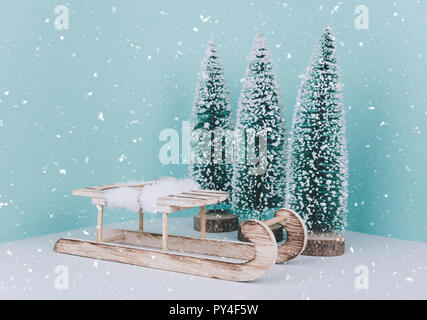 Elegante vintage slitta in legno con albero di natale. Foto Stock