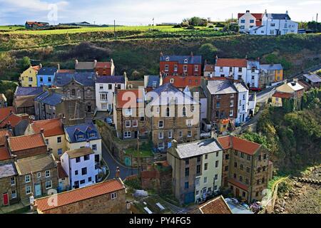Preso da una posizione alta, per acquisire una vista aerea del villaggio di pescatori cottage, entro la pittoresca North Yorkshire la posizione di Staithes. Foto Stock