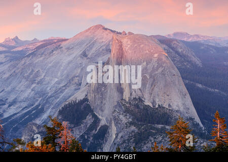 Vedute del tramonto oltre mezza cupola da Sentinel Dome. Foto Stock