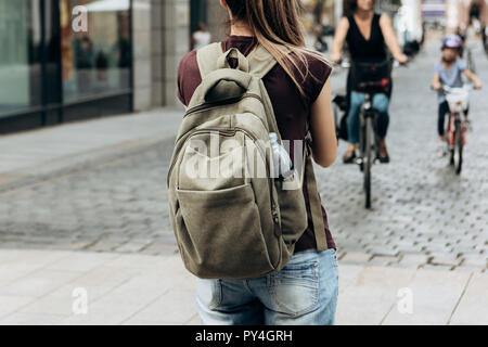 Lo stile di vita di strada. Ragazza turistica con uno zaino o studente sulla strada di Lipsia in Germania. Foto Stock