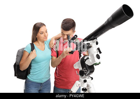 Ragazza adolescente e un ragazzo adolescente guardando attraverso un telescopio isolati su sfondo bianco Foto Stock