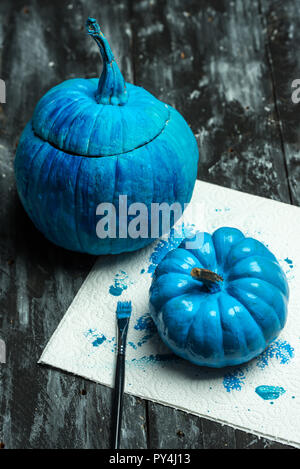 Do it yourself, pittura zucche di Halloween in blu Foto Stock