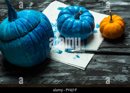 Do it yourself, pittura zucche di Halloween in blu Foto Stock