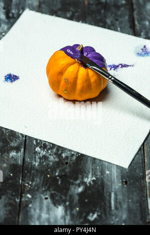 Do it yourself, pittura zucche di Halloween in viola Foto Stock