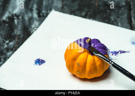 Do it yourself, pittura zucche di Halloween in viola Foto Stock