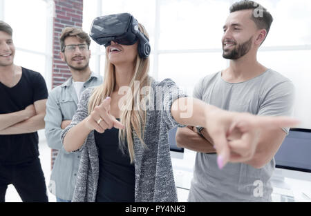 Donna in piedi in ufficio con occhiali VR Foto Stock