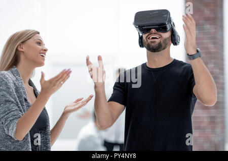 Giovane uomo caucasico utilizzando la realtà virtuale occhiali cuffia Foto Stock