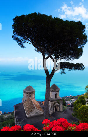 La Villa Rufolo a Ravello ha dei fantastici panorami mozzafiato sulla Costiera Amalfitana dalla sua giardini e terrazze Foto Stock