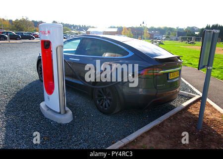 Auto carica di Tesla. La carica elettrica punto, Regno Unito Foto Stock