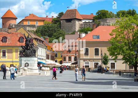 La città di Eger in Ungheria, dominato da una possente fortezza, splendidamente presenta la sua storia movimentata Foto Stock