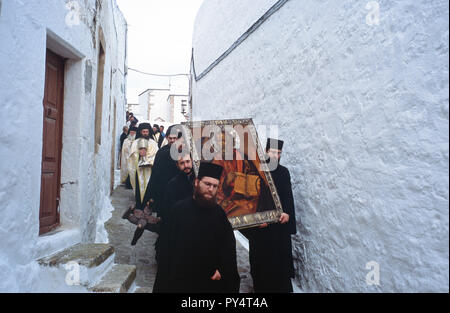 I monaci del Monastero di San Giovanni il teologo sulla grecia isola di Patmos parade l'icona del santo durante le celebrazioni della Settimana Santa si sono. Foto Stock