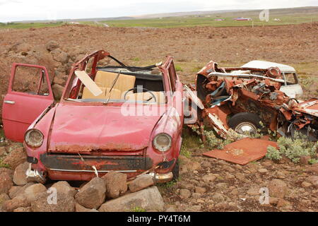 Due vetture si arrugginiscano incastonato in un paesaggio roccioso Foto Stock