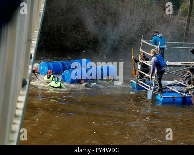 Gara annuale di Charity Raft tenutasi il giorno di Santo Stefano Matlock Derbyshire Inghilterra Foto Stock