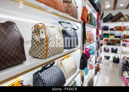 ALANYA / Turchia - 30 settembre 2018: Louis Vuitton borse stans in un negozio di Alanya Foto Stock