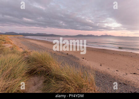 Tramonto sulla penisola di Llŷn da dune di sabbia su Newborough (Llanddwyn) spiaggia, Anglesey, Galles del Nord Foto Stock