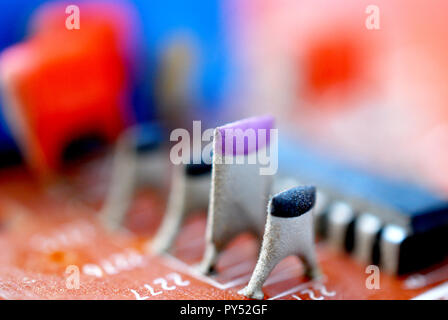 Gli elementi elettronici di un vecchio utilizzato il circuito stampato,immagine Foto Stock