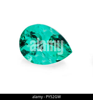 1,23 carato, forma a pera tagliata verde smeraldo pietra su sfondo bianco Foto Stock