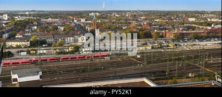 Dortmund, Germania, Ottobre 20, 2018: Panorama di Dortmund oltre i binari della stazione Foto Stock